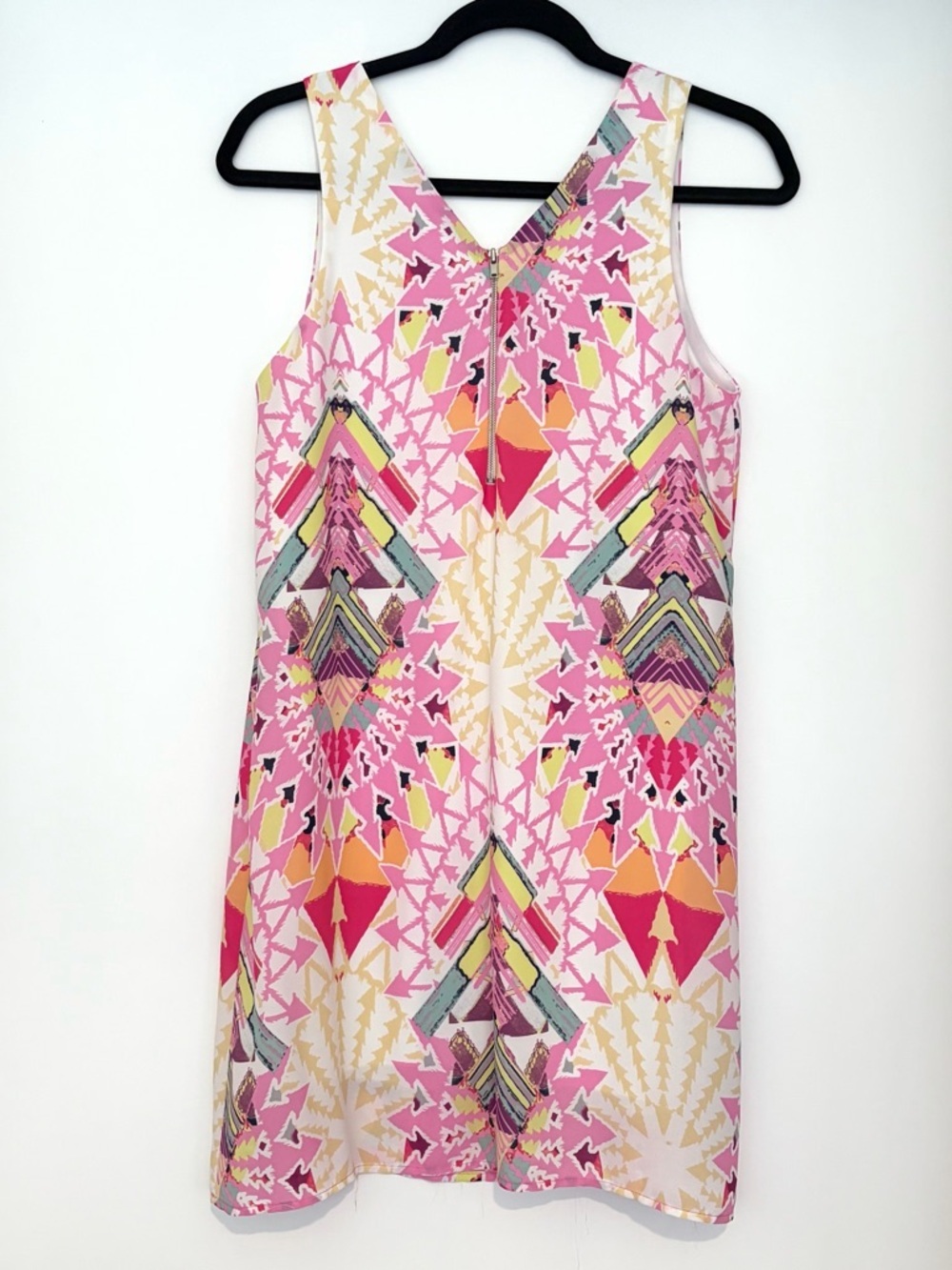 Everly Pink Geometric Print Shift Dress Sleeveless V Neck Size Medium - Picture 2 of 2